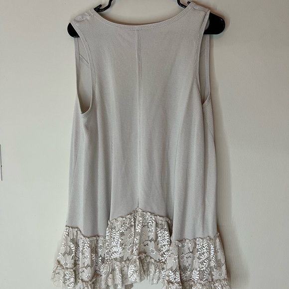 ARULA Lace Hem Cream Tank Top - Picture 3 of 3